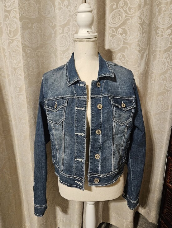 Maurices Jackets & Blazers - Maurices Medium Wash Denim Jacket in Blue Size 0